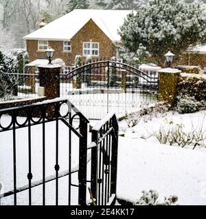 Epsom Surrey, Londra UK, gennaio 24 2021, Casa coperta di neve fresca senza persone Foto Stock