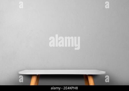 Scrivania mockup sul posto di lavoro con interni moderni minimalisti con spazio vuoto, spazio di lavoro e presentazione, mobili e mostra vuoto, sala ufficio con Foto Stock