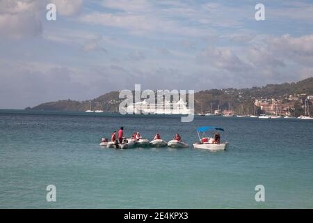 i turisti che ricevono le istruzioni in auto dingey tours grand anse baia grenada ventoso isole indie occidentali Foto Stock