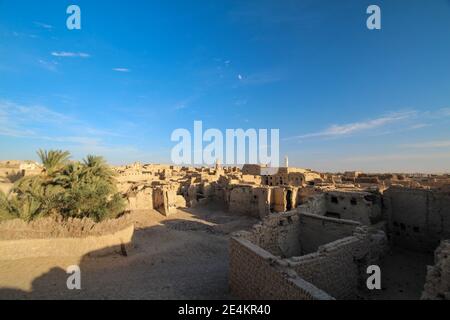 Abbandonato vecchio villaggio el-Qasr nell'oasi di Dakhla, Egitto Foto Stock