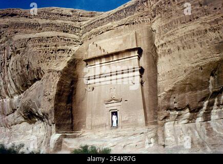 Maha'in Saleh Arabia Saudita uomo in piedi al Portale di ingresso Di Tomba Nabataea vicino alla zona di Qasr al-Bint Foto Stock