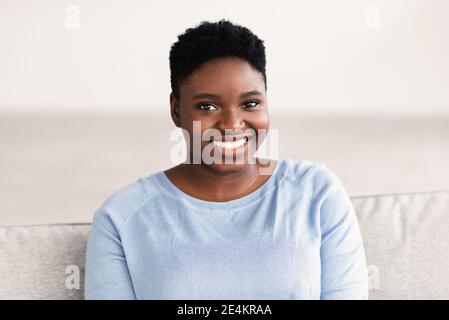 Ritratto di giovane donna nera casual sorridente con fiducia Foto Stock