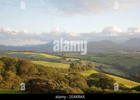 Nuvola che passa sulle montagne lungo la vale di Conwy Snowdonia in una serata estiva vicino al villaggio di Eglwysbach Conwy Galles del Nord Foto Stock