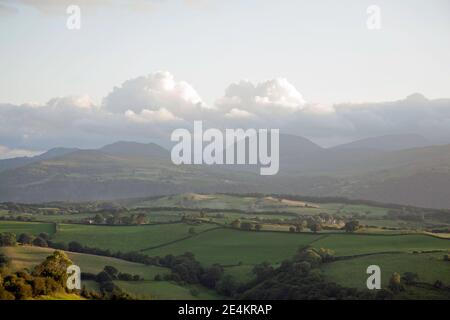 Nuvola che passa sulle montagne lungo la vale di Conwy Snowdonia in una serata estiva vicino al villaggio di Eglwysbach Conwy Galles del Nord Foto Stock