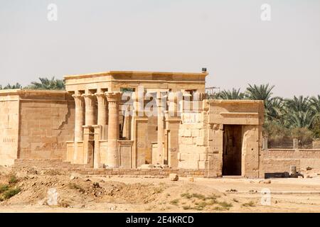 Il tempio Hibis di Kharga, in Egitto, è stato ristrutturato di recente Foto Stock