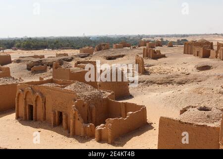 Antica necropoli cristiana di al Bagawat, vecchie tombe vuote, Egitto Foto Stock