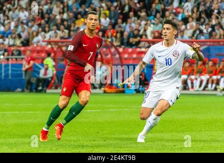 Kazan, Russia – 28 giugno 2017. Il capitano della nazionale calcistica portoghese Cristiano Ronaldo e il centrocampista cileno Pablo Hernandez durante la FIFA Confederatio Foto Stock