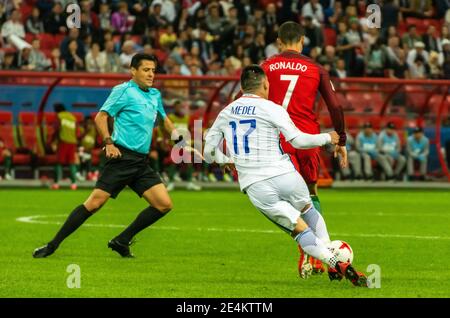 Kazan, Russia – 28 giugno 2017. Il centrocampista della nazionale cilena Gary Medel contro il capitano portoghese Cristiano Ronaldo durante la Confederazione FIFA Foto Stock