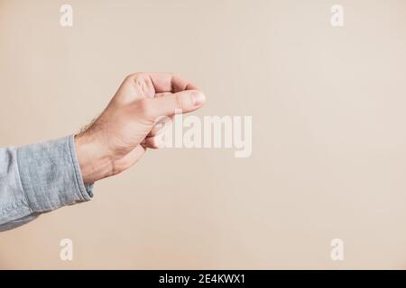 Immagine ravvicinata della mano maschile nel gesto di selezione. Foto Stock
