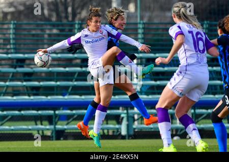 Alice Tortelli (5 AC Fiorentina) e Stefania Tarenzi (27 Inter) durante la Serie UNA partita femminile tra FC Inter e AC Fiorentina al Suning Sport Center YDC di Milano Foto Stock