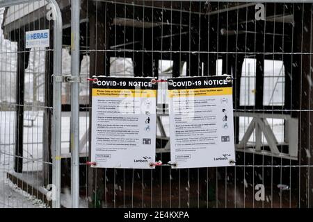 Kennington Park, Londra, Regno Unito. 24 gennaio 2021. COVID-19 presente a Kennington Park, Londra, Regno Unito durante la nevicata record quel giorno. Credit: Harrison Hodgkins/Alamy Live News. Foto Stock