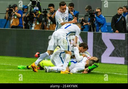 Kazan, Russia – 28 giugno 2017. I calciatori della nazionale cilena celebrano la vittoria nella Coppa delle confederazioni FIFA 2017 semifinale contro il Portogallo. Foto Stock