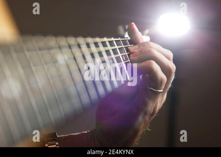 Chitarrista che suona un accordo su una tastiera di chitarra da vicino Foto Stock