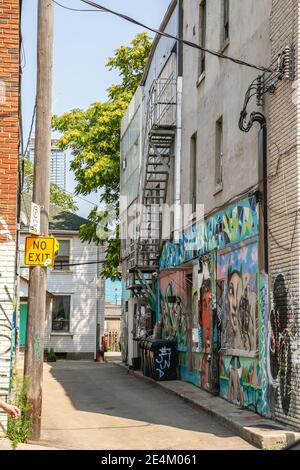 Toronto, Canada - 26/07/2019 - UN piccolo vicolo pieno di graffiti situato nel mercato di Kensington, nessuna persona Foto Stock