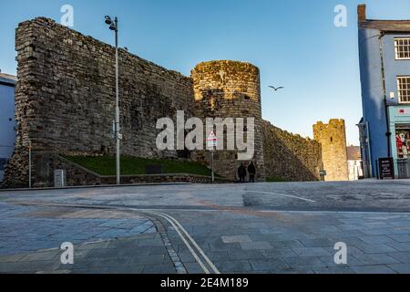 Caernarfon mura medievali della città Foto Stock