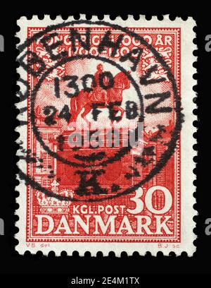 Il francobollo stampato in Danimarca mostra la statua di Re Frederik V di fronte al Palazzo Amalienborg, Serie 1000 anni di regno danese, circa 1955 Foto Stock