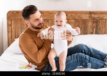 Bambino toddler piange mentre Padre gioca con lei a casa Foto Stock