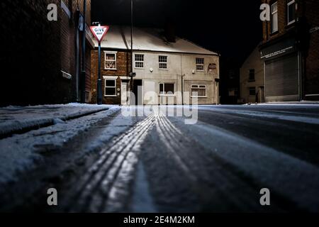 Strada ghiacciata strada congelata autostrada su alta strada giunzione sale invernale spandimento in condizioni atmosferiche gravose pericolo di guida lasciare il passo gritter carreggiata Foto Stock