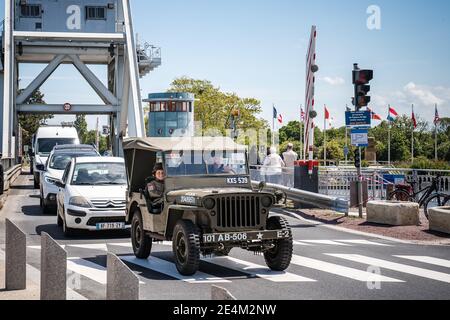 Pegasus ponte seconda guerra mondiale 2 incrociando re-enactment costumi americani GI soldati che attraversano d-day sbarchi Normandia seconda guerra mondiale jeep estiva piano in tela Foto Stock