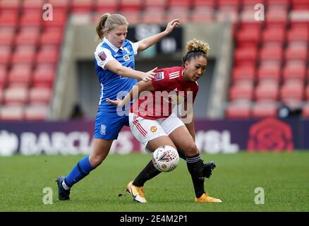 Il Gemma Lawley di Birmingham City (a sinistra) e il Lauren James di Manchester United combattono per la palla durante la partita della Super League delle Femminile al Leigh Sports Village Stadium di Manchester. Data immagine: Domenica 24 gennaio 2021. Foto Stock