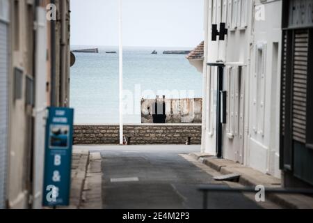 Mulberry galleggiante porto Normandia Francia strada vista mare cemento Float ww2 difese parete atlantica Arromanches lungo la costa secondo mondo Guerra Foto Stock