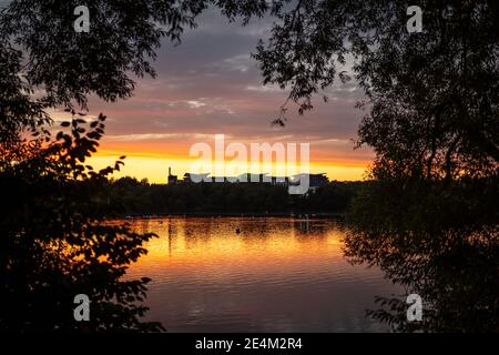 Tramonto estate alba cielo a Kings Mill Reservoir a Mansfield Nottinghamshire ospedale riflesso di mozzafiato cielo arancione Nottingham silhouette vigilia Foto Stock