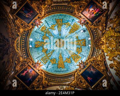 Cúpula de la Capilla de la Inmaculada de la Iglesia-Museo de Santísima Trinidad en Atienza, Guadalajara. Cupola della Cappella dell'Immacolata nel C. Foto Stock