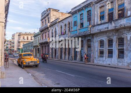 L'Avana, Cuba - 11 gennaio 2021: Strade vuote nella vecchia Avana, Cuba. La vita quotidiana a l'Avana Vieja è cambiata a causa della pandemia globale di Corona. Foto Stock