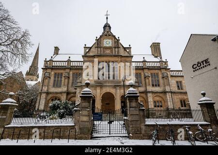 Oxford, Oxfordshire, Regno Unito. 24 gennaio 2021. Facoltà di Storia, Università di Oxford. Molti centimetri di neve cadono a Oxford. La polvere di neve attraverso gli edifici storici di Oxford attira la folla nonostante il blocco, Credit: Sidney Bruere/Alamy Live News Foto Stock