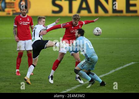 Joe Worrall di Nottingham Forest (c) si trova tra il guardiano della foresta Jordan Smith (r) e gli Oli Cooper della città di Swansea (l). La Coppa Emirates fa, 4° partita, Swansea City contro Nottingham Forest allo stadio Liberty di Swansea, Galles del Sud sabato 23 gennaio 2021 questa immagine può essere utilizzata solo per scopi editoriali. Solo per uso editoriale, è richiesta una licenza per uso commerciale. Nessun utilizzo nelle scommesse, nei giochi o nelle pubblicazioni di un singolo club/campionato/giocatore. pic di Andrew Orchard/Andrew Orchard sports photography/Alamy Live news Foto Stock