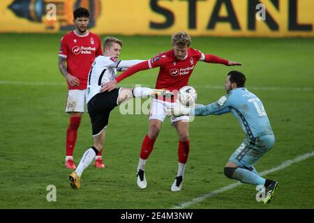 Joe Worrall di Nottingham Forest (c) entra tra il guardiano della foresta Jordan Smith (r) e gli oli Cooper della città di Swansea (l). Emirates fa Cup, 4° round match, Swansea City contro Nottingham Forest al Liberty Stadium di Swansea, Galles del Sud, sabato 23 gennaio 2021. Questa immagine può essere utilizzata solo per scopi editoriali. Solo per uso editoriale, è richiesta una licenza per uso commerciale. Nessun utilizzo nelle scommesse, nei giochi o nelle pubblicazioni di un singolo club/campionato/giocatore. pic di Andrew Orchard/Andrew Orchard sports photography/Alamy Live news Foto Stock