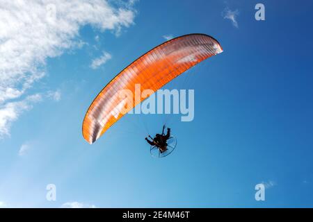 paracadute paracadutista su cielo. Volare con paramotore (parapendio) nel cielo blu Foto Stock