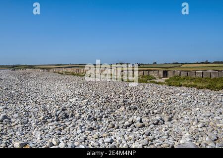 La spiaggia di Aberthaw mostra ciottoli e blocchi anticarro sulla Glamorgan Heritage Coast, vale of Glamorgan South Wales Foto Stock