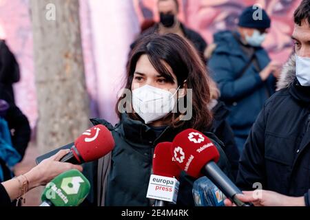 Madrid, Spagna. 24 gennaio 2021. Isabel Serra, portavoce del partito politico Podemos nella Comunità di Madrid all'Assemblea di Madrid. Rally cittadino che chiede il mantenimento del murale femminista del centro sportivo comunale nel quartiere di la Concepcion. Via Jose del Hierro, Madrid, Spagna. Credit: EnriquePSans / Alamy Live News Foto Stock