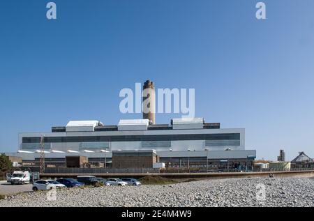 Centrale elettrica di Aberthaw B sulla costa di Aberthew, sulla costa di Glamorgan, Galles meridionale, in attesa di demolizione. Foto Stock