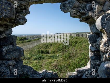 La spiaggia di Aberthaw mostra ciottoli e blocchi anticarro sulla Glamorgan Heritage Coast, vale of Glamorgan South Wales Foto Stock