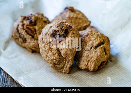 Biscotti con farina di Bran e Raisin su superficie di legno scuro. Pronto a mangiare. Foto Stock