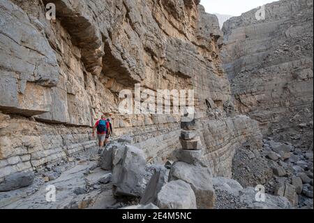 RAS al Khaimah, Emirati Arabi Uniti, 23 gennaio 2021: Escursionisti in montagna. Foto Stock