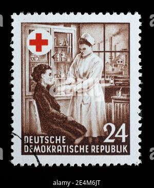 Francobollo rilasciato in Germania - Repubblica Democratica (DDR) in occasione del 1 ° anniversario di fondazione della Croce Rossa, circa 1953 Foto Stock