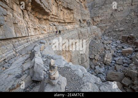 RAS al Khaimah, Emirati Arabi Uniti, 23 gennaio 2021: Escursionisti in montagna. Foto Stock