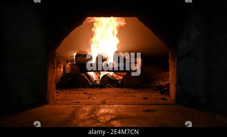 Legna da ardere in forno russo. Foto Stock