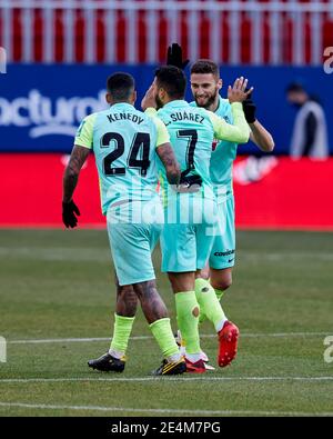 Pamplona, Spagna. 24 gennaio 2021. Luis Suarez di Granada CF festeggia con il suo compagno di squadra dopo aver segnato il gol durante la Liga match tra CA Osasuna e Granada CF giocato allo stadio El Sadar. Credit: Ion Alcoba/Capturasport/Alamy Live News Foto Stock