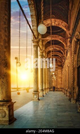 Arco e colonne della Moschea Muhammad Ali al Cairo Foto Stock