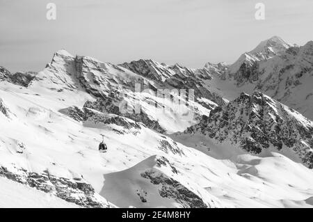 Gondola nelle alpi svizzere circondata da cime innevate. Foto di alta qualità Foto Stock