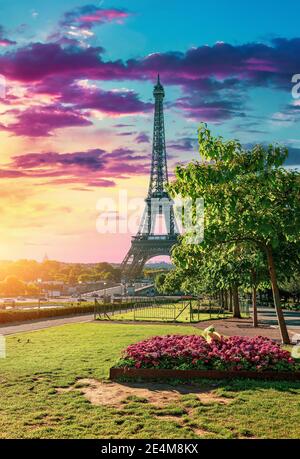 Torre Eiffel in metallo e giardino a Parigi, Francia Foto Stock