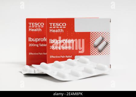 Londra / UK - 23 gennaio 2021 - pacchetti Ibuprofen dal supermercato Tesco, isolati su sfondo bianco Foto Stock