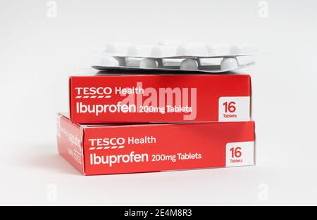 Londra / UK - 23 gennaio 2021 - pacchetti Ibuprofen dal supermercato Tesco, impilati su uno sfondo bianco Foto Stock