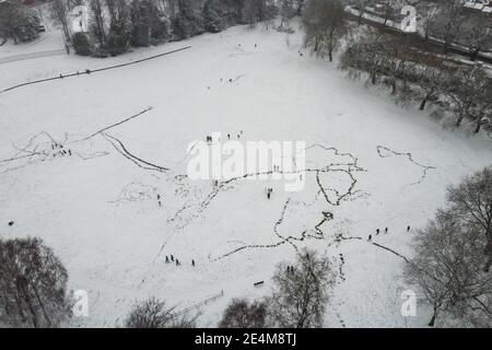Birmingham, Regno Unito. 24 gennaio 2021. La neve pesante ha colpito Birmingham oggi. I parchi giochi erano ricoperti di neve e anche i tetti dell'HMP Birmingham a Winson Green erano ricoperti di bianco. Fig. Per credito: Interrompi stampa Media/Alamy Live News Foto Stock