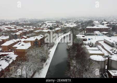 Birmingham, Regno Unito. 24 gennaio 2021. La neve pesante ha colpito Birmingham oggi. I parchi giochi erano ricoperti di neve e anche i tetti dell'HMP Birmingham a Winson Green erano ricoperti di bianco. Fig. Per credito: Interrompi stampa Media/Alamy Live News Foto Stock