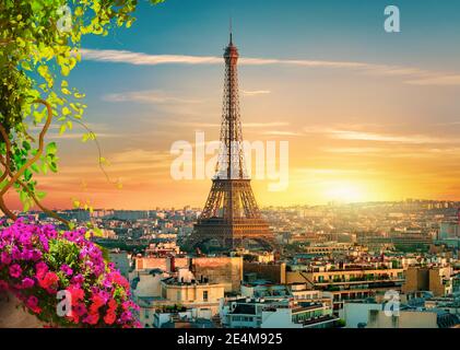 Il paesaggio urbano e i monumenti di Parigi alla sera di primavera, in Francia Foto Stock